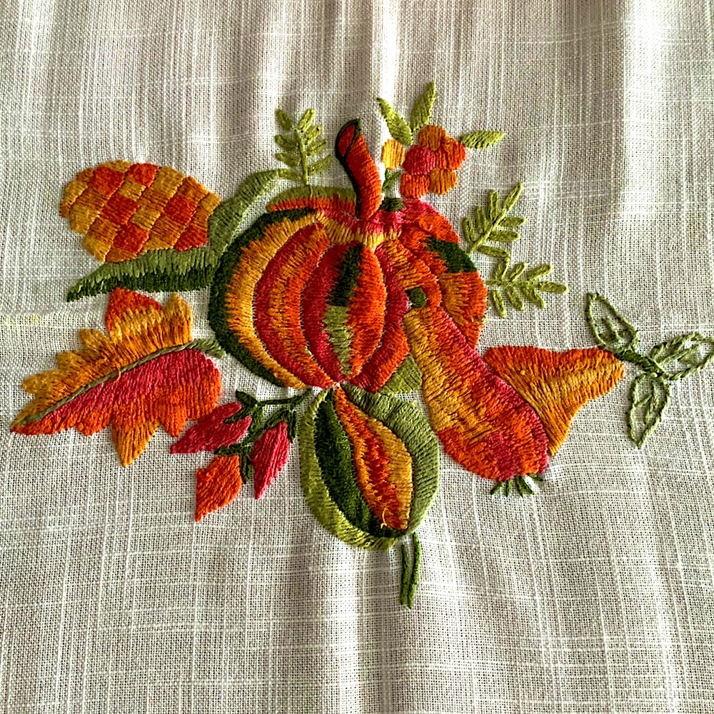 ✨ Beautiful Embroidered Table Linen - Picture 3 of 15